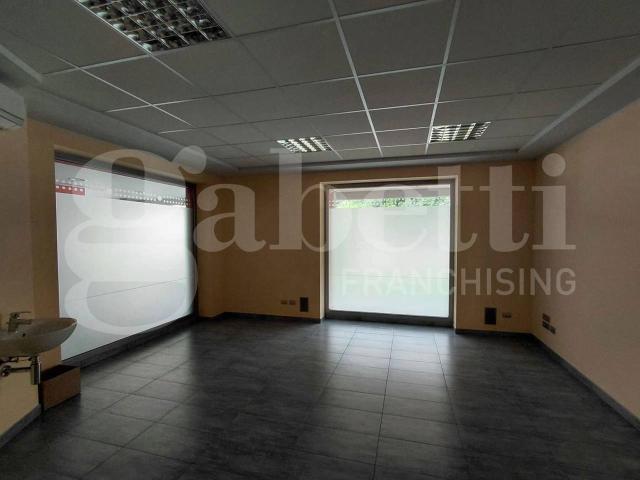 Locale Commerciale in vendita a Ardenno, Lombardia