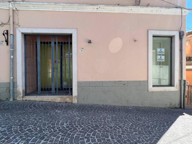 Locale Commerciale in vendita a Ariano Irpino, Campania