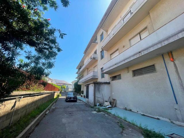 Locale Commerciale in vendita a Arienzo, Campania