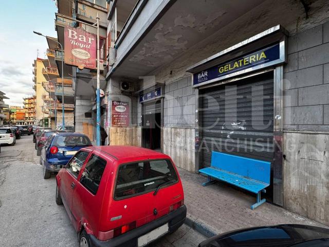 Locale Commerciale in vendita a Arzano, Campania