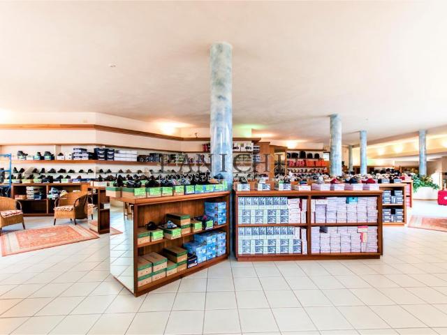 Locale Commerciale in vendita a Asciano, Toscana