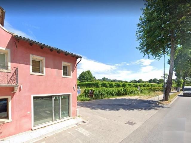Locale Commerciale in vendita a Fonte, Asolo