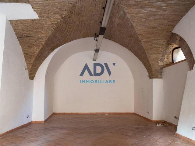 Locale Commerciale in vendita a Assisi, Umbria