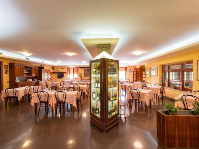 Locale Commerciale in vendita a Assisi, Umbria