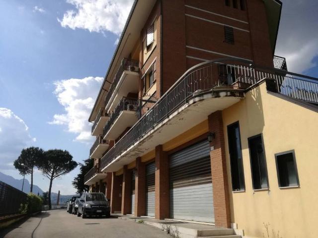 Locale Commerciale in vendita a Atripalda, Campania