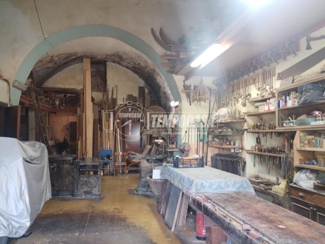 Locale Commerciale in vendita a Avellino, Campania
