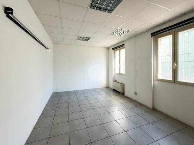 Locale Commerciale in vendita a Azzano Mella, Lombardia