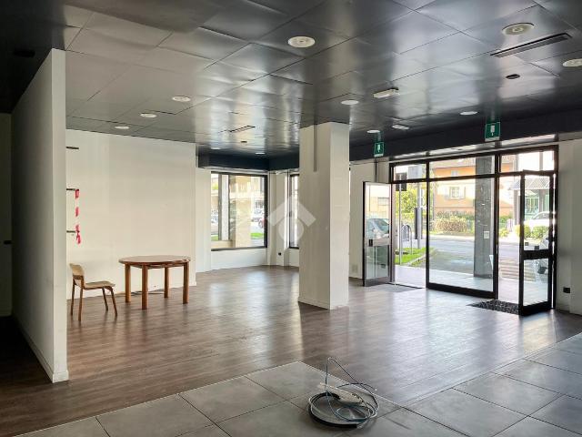 Locale Commerciale in vendita a Azzate, Lombardia