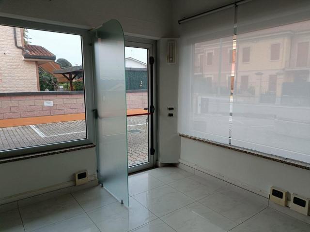 Locale Commerciale in vendita a Badia Polesine, Veneto