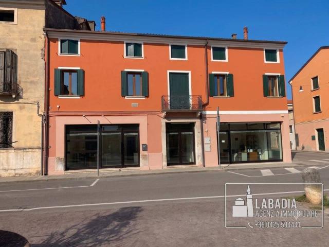 Locale Commerciale in vendita a Badia Polesine, Veneto