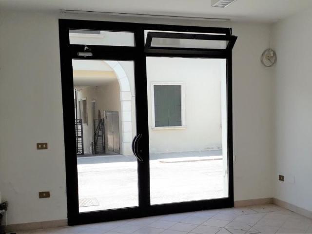 Locale Commerciale in vendita a Badia Polesine, Veneto