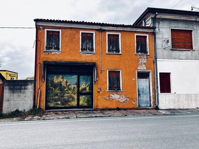 Locale Commerciale in vendita a Badia Polesine, Veneto