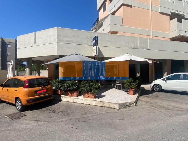 Locale Commerciale in vendita a Municipio 5, Puglia