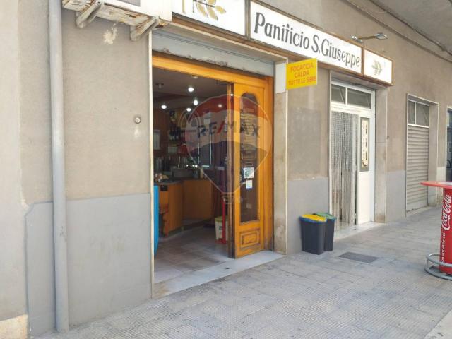 Locale Commerciale in vendita a Municipio 1, Puglia