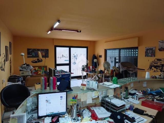 Locale Commerciale in vendita a Municipio 5, Puglia