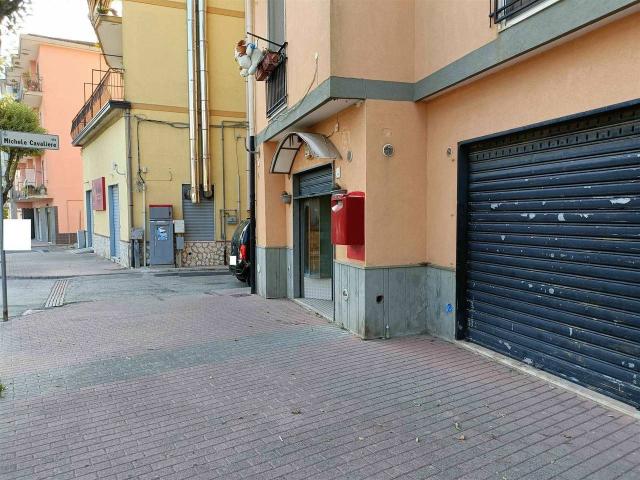 Locale Commerciale in vendita a Sava, Baronissi