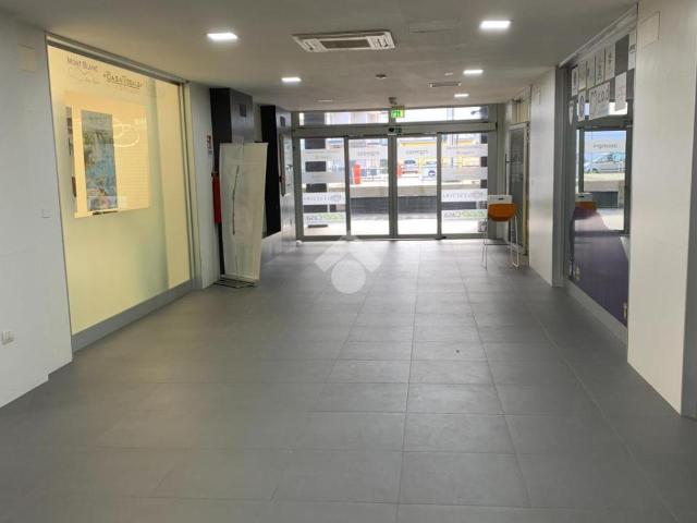 Locale Commerciale in vendita a Baronissi, Campania