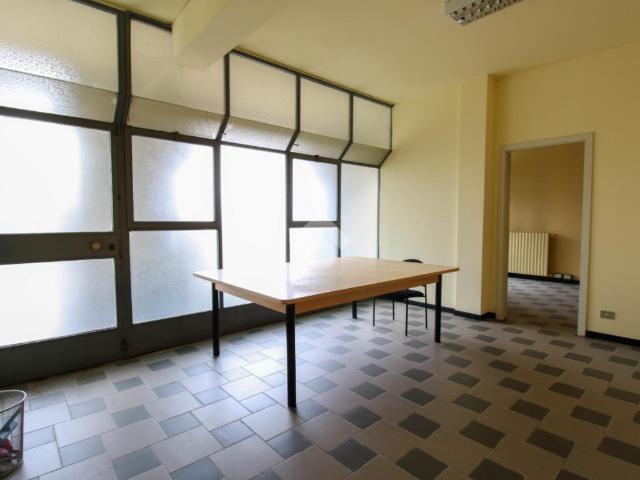 Locale Commerciale in vendita a Barzago, Lombardia