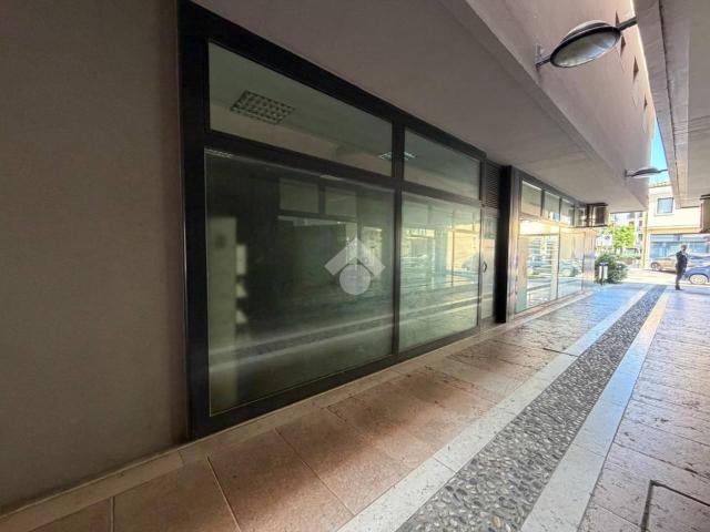 Locale Commerciale in vendita a Angarano, Bassano Del Grappa