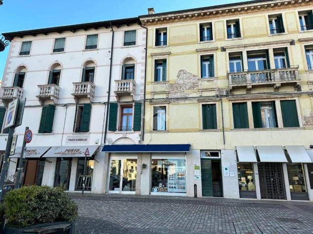 Locale Commerciale in vendita a Pilastroni, Bassano Del Grappa