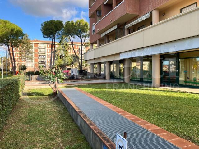 Locale Commerciale in vendita a Santa Lucia, Bastia Umbra