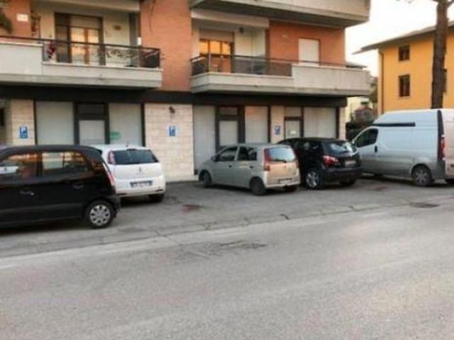 Locale Commerciale in vendita a Santa Lucia, Bastia Umbra