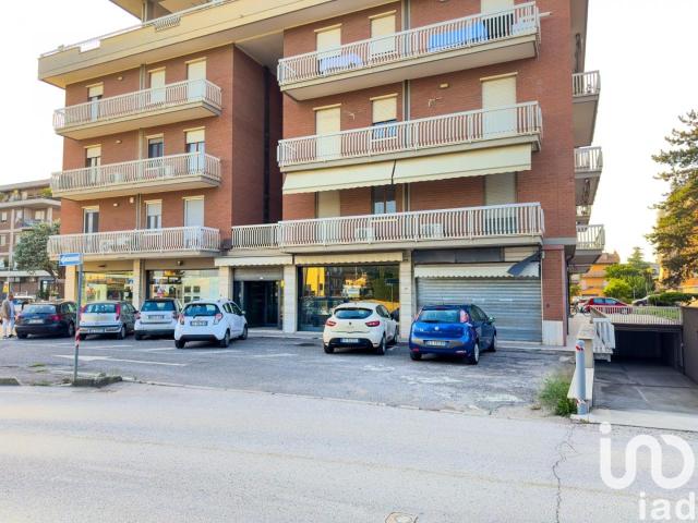 Locale Commerciale in vendita a Santa Lucia, Bastia Umbra