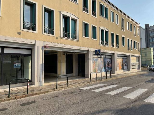 Locale Commerciale in vendita a Lambioi, Zoldo Alto