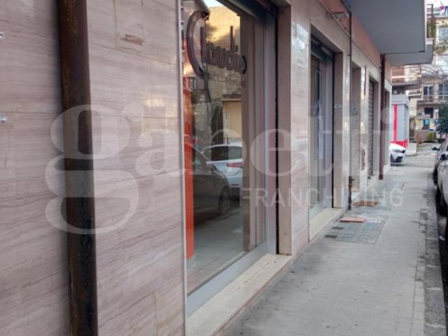 Locale Commerciale in vendita a Benevento, Campania