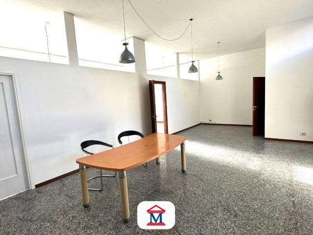 Locale Commerciale in vendita a Bergamo, Lombardia