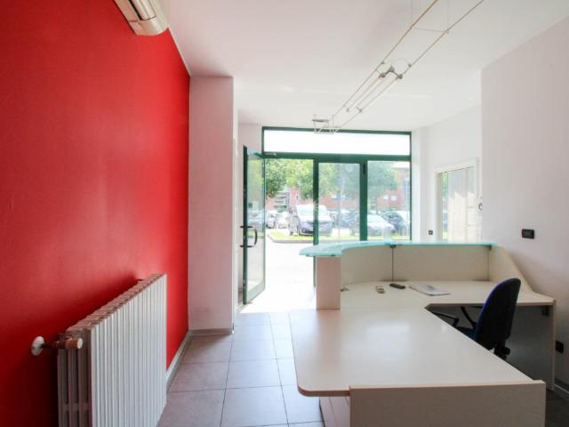 Locale Commerciale in vendita a Villaggio degli Sposi, Bergamo