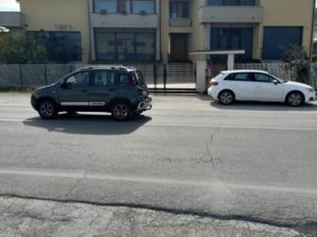 Locale Commerciale in vendita a Bettona, Umbria