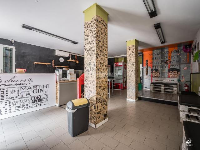Locale Commerciale in vendita a Val d’Enza, Re