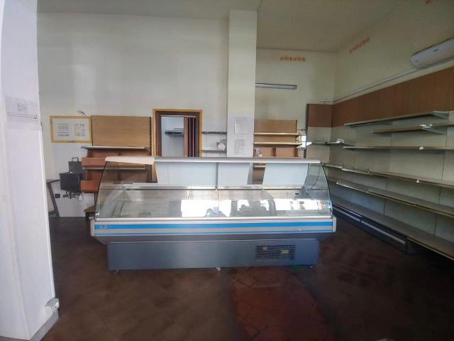 Locale Commerciale in vendita a Villaggio Gescal, Piemonte