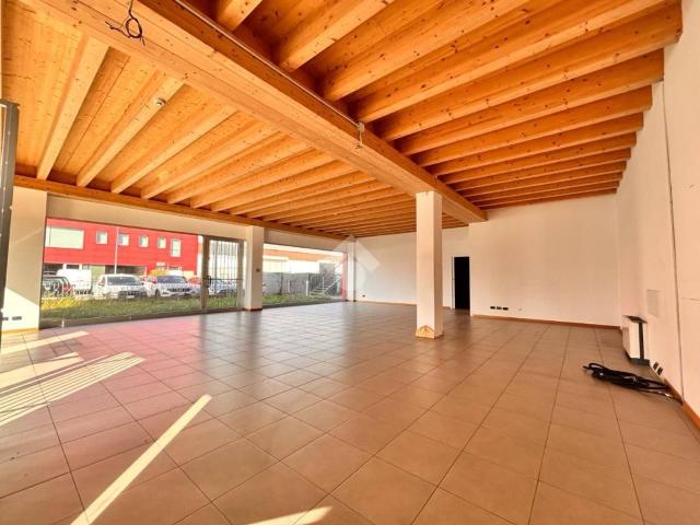 Locale Commerciale in vendita a Bolgare, Lombardia