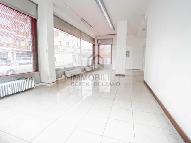 Locale Commerciale in vendita a Oltrisarco-Aslago - Oberau-Haslach, Bolzano - Bozen
