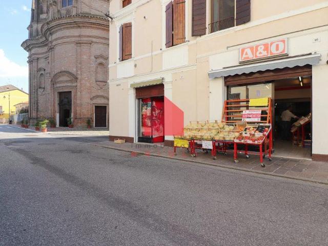 Locale Commerciale in vendita a Borgo Mantovano, Revere