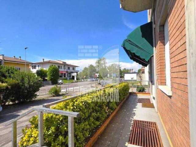 Locale Commerciale in vendita a Borgo Virgilio, Cerese