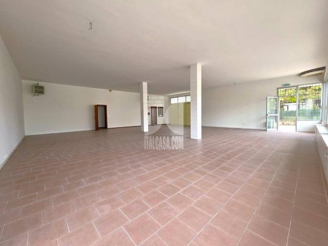 Locale Commerciale in vendita a Borgo Virgilio, Cerese