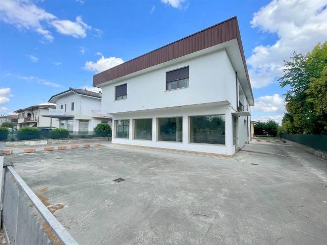 Locale Commerciale in vendita a Borgo Virgilio, Cerese