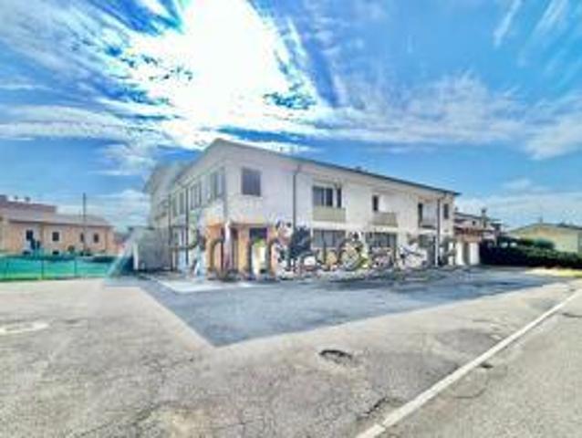 Locale Commerciale in vendita a Bovolone, Veneto