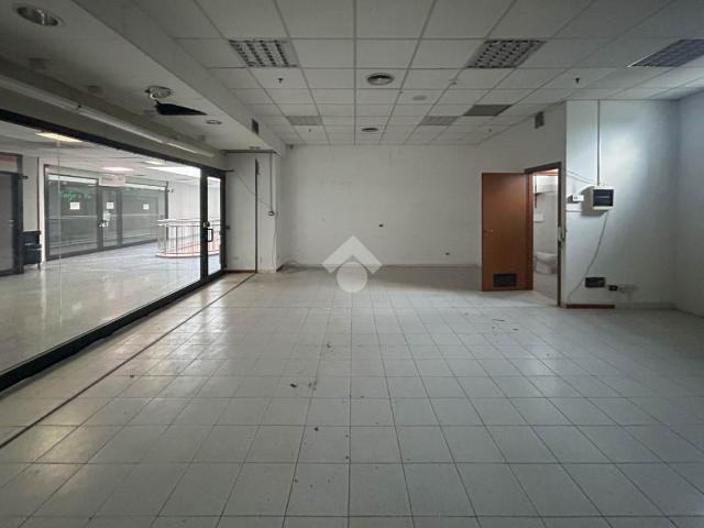 Locale Commerciale in vendita a Moncucco, Brugherio