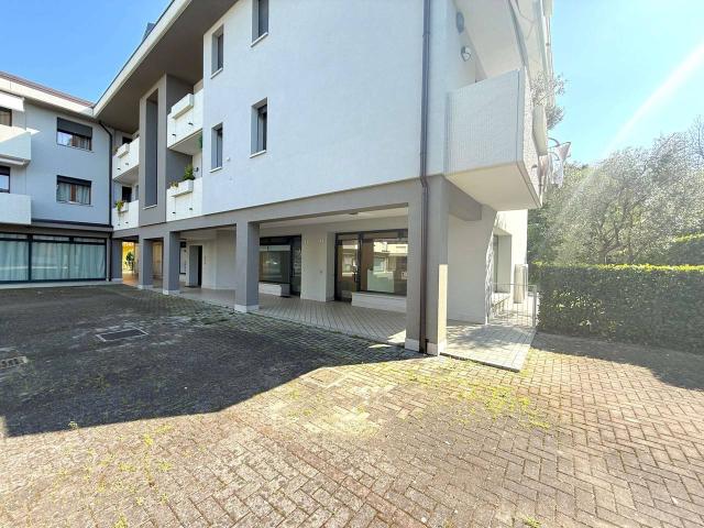 Locale Commerciale in vendita a Campagnola, Brugine