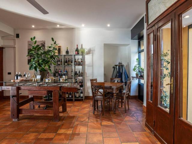 Locale Commerciale in vendita a Brunate, Como