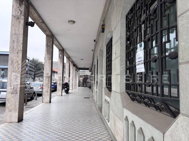 Locale Commerciale in vendita a Cabiate, Como