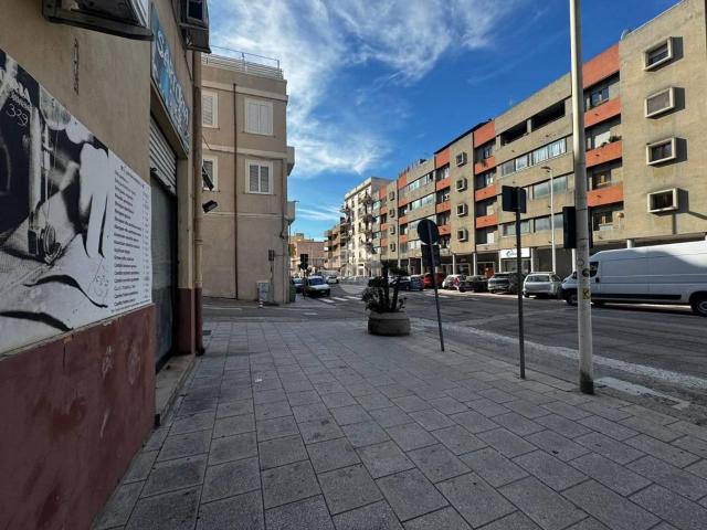 Locale Commerciale in vendita a Sant'Avendrace-Santa Gilla, Cagliari