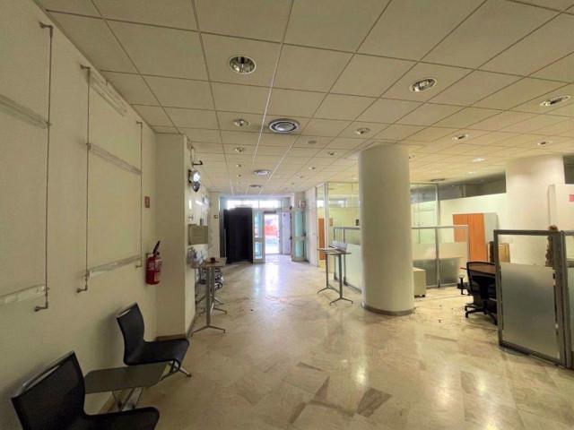 Locale Commerciale in vendita a Sant'Avendrace-Santa Gilla, Cagliari