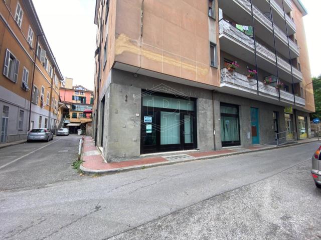Locale Commerciale in vendita a Cairo Montenotte, Liguria