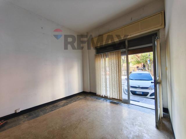 Locale Commerciale in vendita a Cairo Montenotte, Liguria