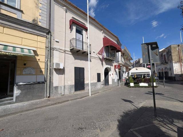 Locale Commerciale in vendita a Caivano, Campania